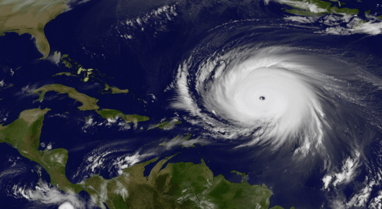 hurricane erin explosively intensifies to category 1755468556125